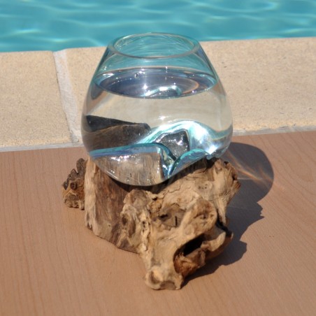 Un vase en verre soufflé et moulé sur du bois