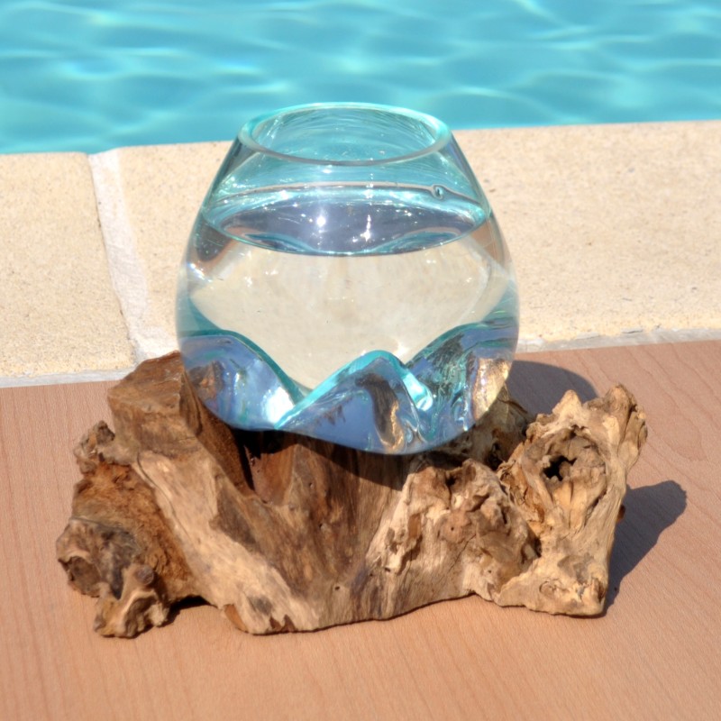 Vase en verre recyclé soufflé à la bouche en fusion sur du bois flotté.