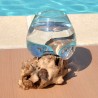 Un mzerveilleux vase en verre soufflé et moulé sur du bois