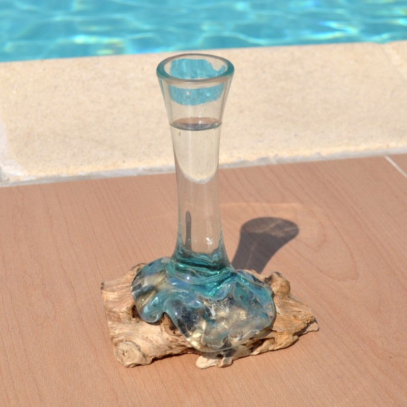 Un soliflore en verre recyclé soufflé en fusion sur du bois flotté et le verre se sort pour le lavage