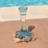 Un soliflore en verre recyclé soufflé en fusion sur du bois flotté et le verre se sort pour le lavage