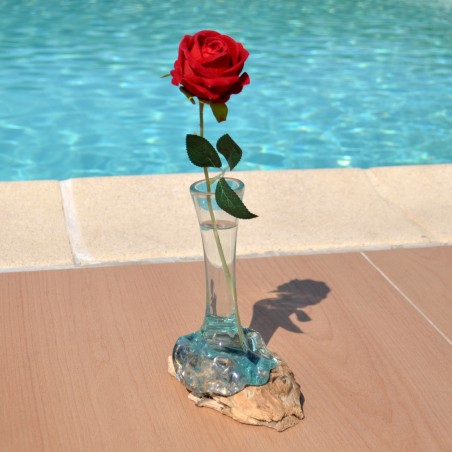 Le verre de soliflore fait en verre recyclé soufflé en fusion sur du bois flotté se sort pour le lavage