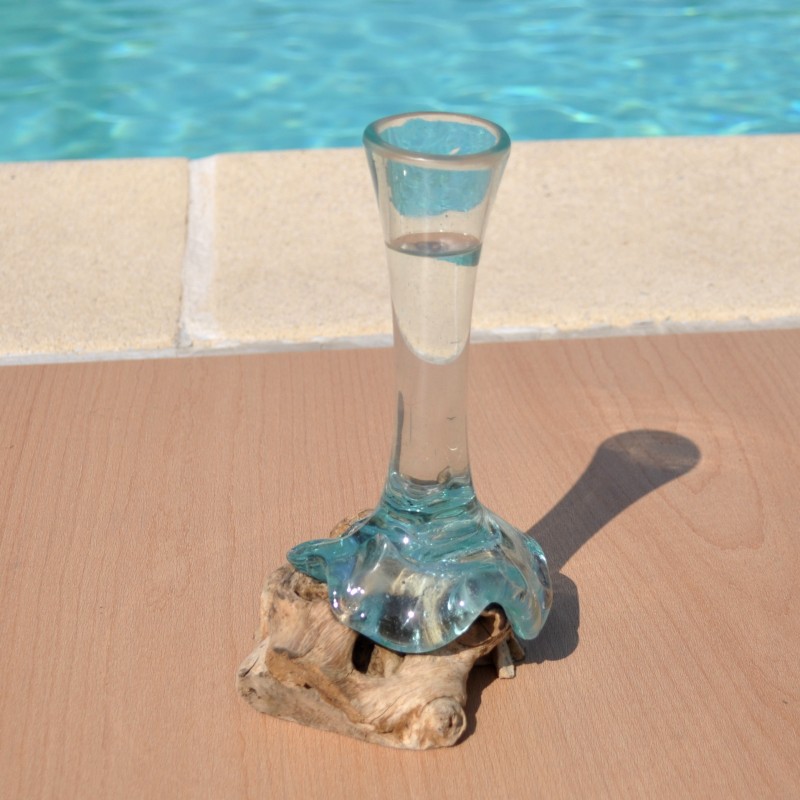 Un soliflore en verre recyclé soufflé en fusion sur du bois flotté et le verre se sort pour le laver.