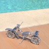 Moto en pièces métalliques et fer recyclé dans le plus pur style déco indus