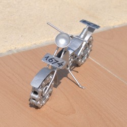 Moto en pièces métalliques et fer recyclé dans le plus pur style déco industrielle