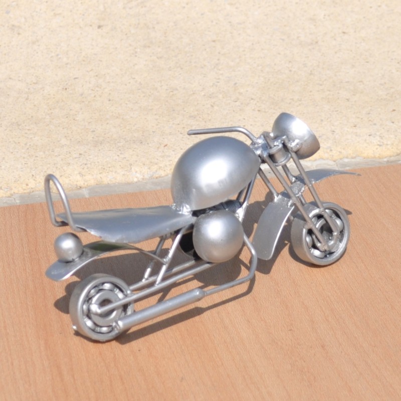 Moto en pièces métalliques et fer recyclé dans le plus pur style déco indus