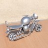 Moto en pièces métalliques et fer recyclé dans le plus pur style déco indus