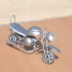 Moto en pièces métalliques et fer recyclé dans le plus pur style déco industrielle