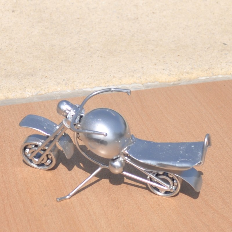 Moto en pièces métalliques et fer recyclé dans le style déco indus