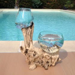 Un vase et un terrarium en verre recyclé soufflé en fusion directement sur du bois flotté, les verres sont amovibles