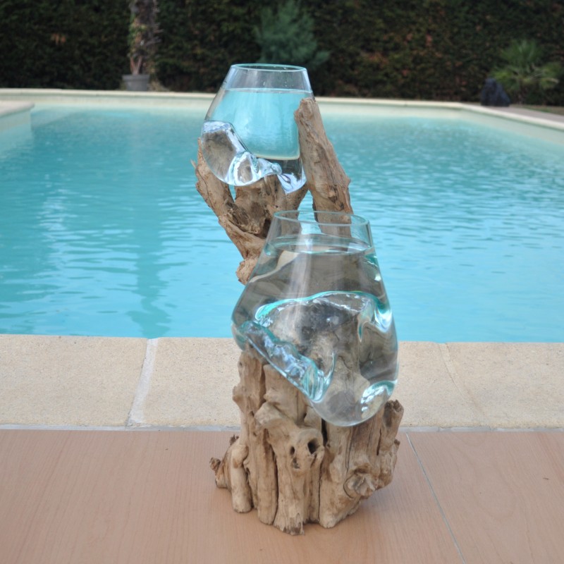 Deux aquariums en verre recyclé soufflé en fusion directement sur du bois flotté, les verres sont amovibles