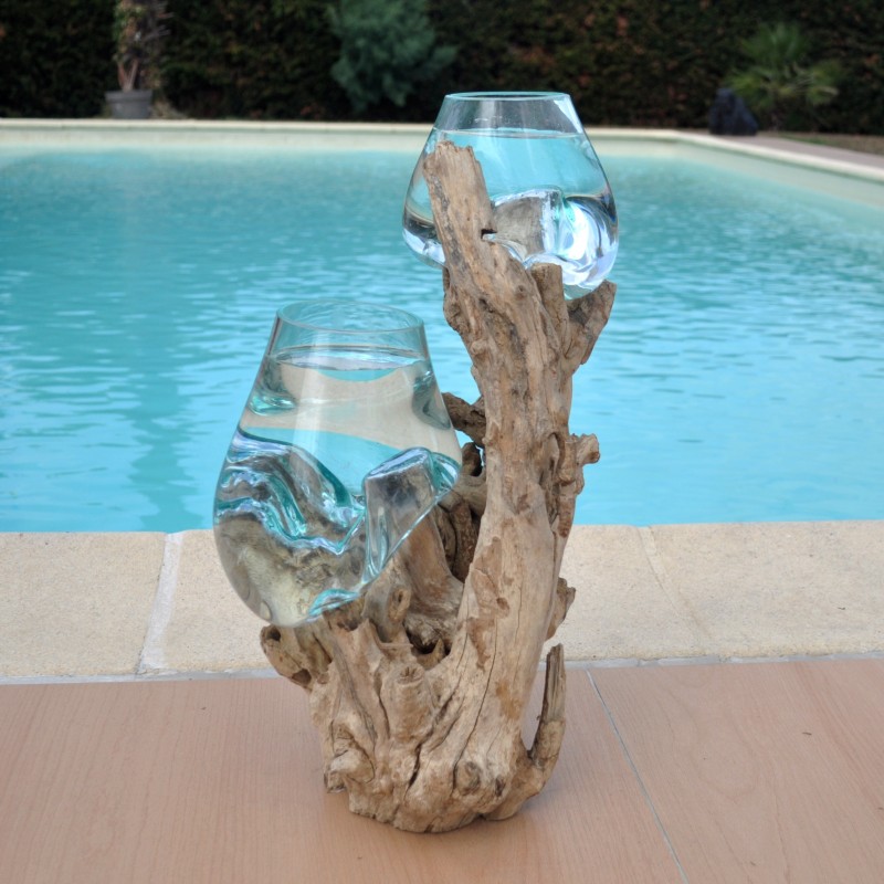 Ce sont deux aquariums en verre recyclé soufflé en fusion directement sur du bois flotté, les verres sont amovibles