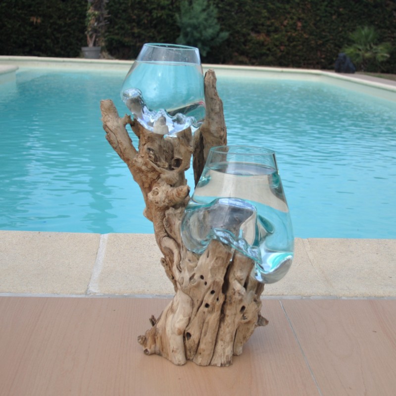 Deux aquariums en verre recyclé soufflé en fusion directement sur du bois flotté, pour le lavage, les verres sont amovibles.