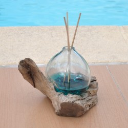 Un diffuseur de parfum en verre recyclé soufflé en fusion sur du bois flotté