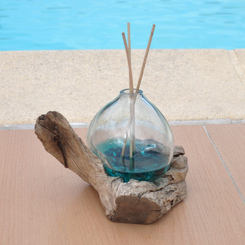 Un diffuseur de parfum en verre recyclé soufflé en fusion sur du bois flotté