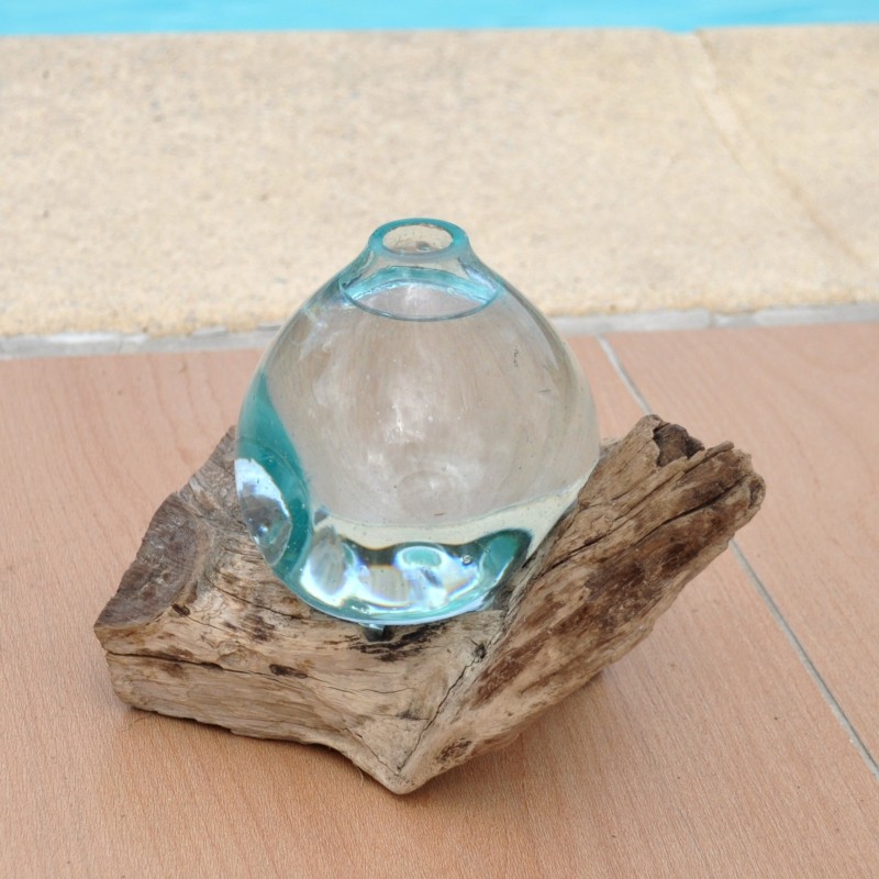 Un superbe diffuseur de parfum en verre recyclé soufflé en fusion sur du bois flotté