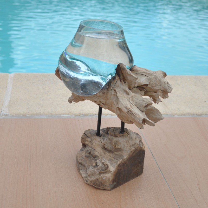 Verre recyclé soufflé en fusion sur du bois flotté.