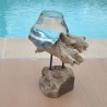 Verre recyclé soufflé en fusion sur du bois flotté.