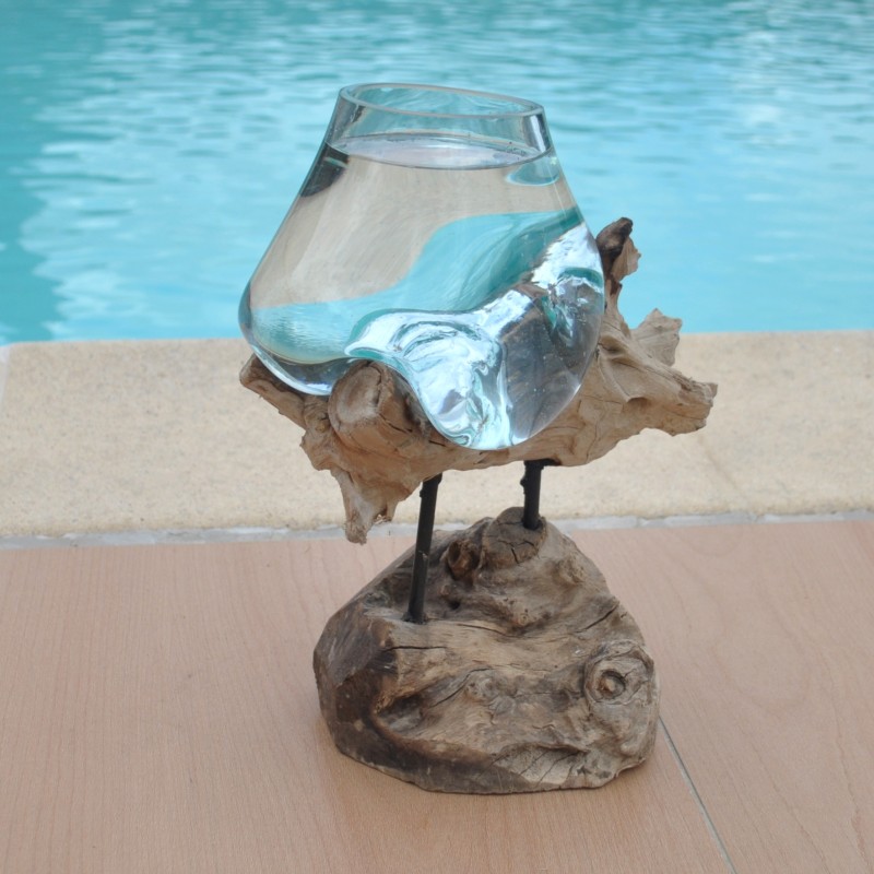 Aquarium en verre recyclé soufflé sur du bois flotté.