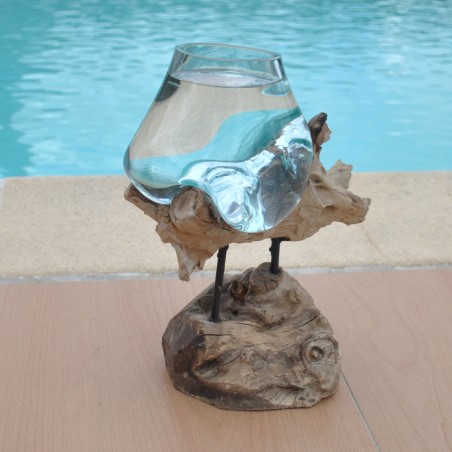 Aquarium en verre recyclé soufflé sur du bois flotté.