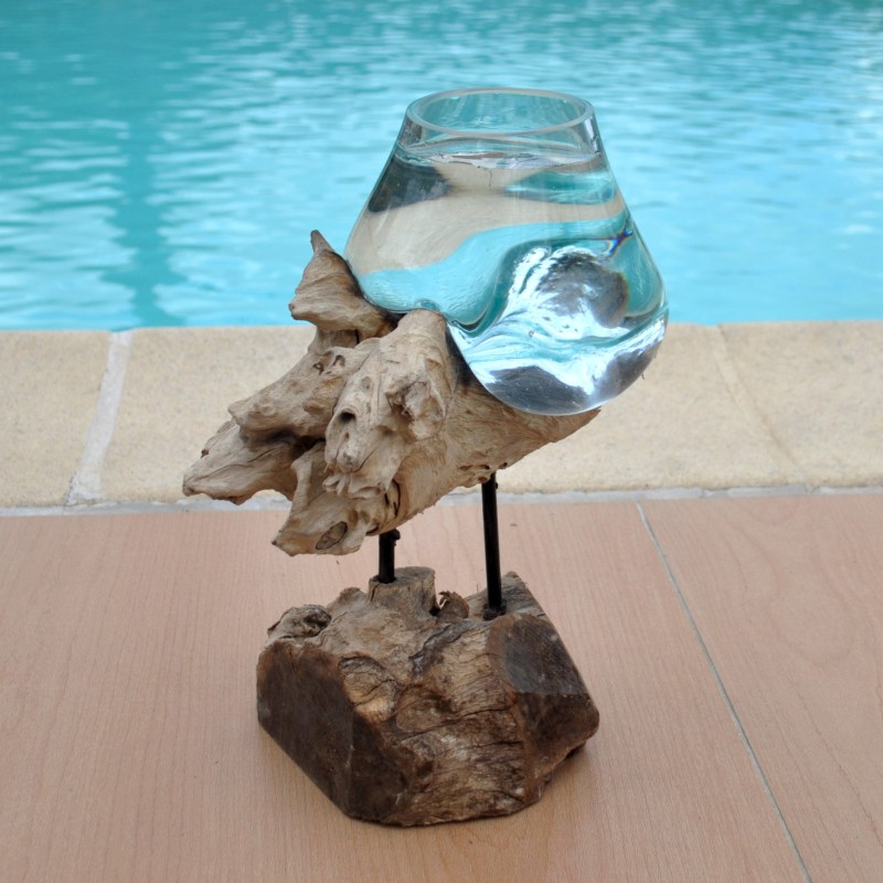 Du verre recyclé soufflé en fusion sur du bois flotté pour faire ce petit aquarium.