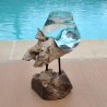 Du verre recyclé soufflé en fusion sur du bois flotté pour faire ce petit aquarium.