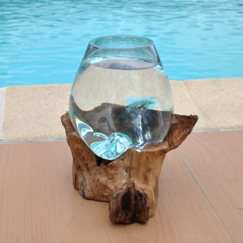 Un bol à cocktail ou  vase en verre recyclé soufflé à la bouche en fusion sur du bois flotté, le vase est amovible pour le laver