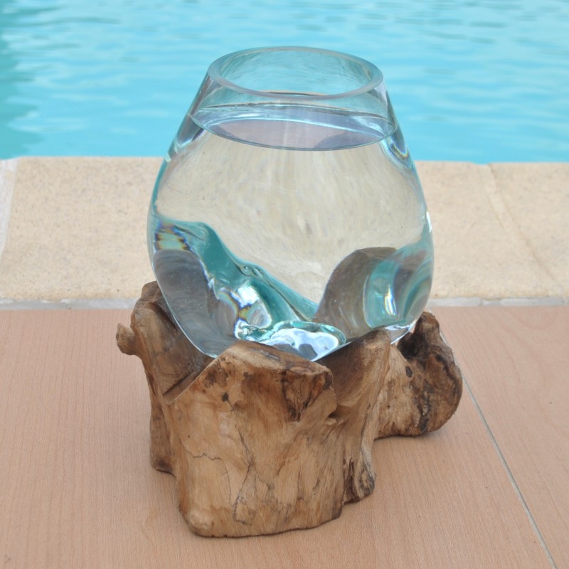 Un superbe vase ou aquarium en verre recyclé soufflé sur une racine.