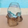 Un superbe vase ou aquarium en verre recyclé soufflé sur une racine.
