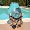 Un aquarium en verre recyclé soufflé à la bouche en fusion sur du bois flotté, le vase est amovible pour le lavage.
