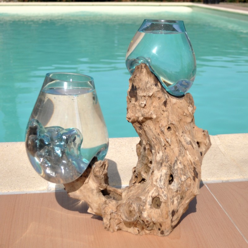 Ce sont deux aquariums en verre recyclé soufflé en fusion directement sur du bois flotté, les verres sont amovibles