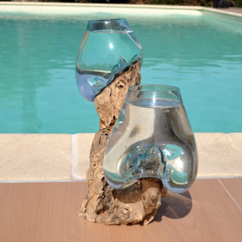 Deux aquariums en verre recyclé soufflé en fusion directement sur du bois flotté, les verres sont amovibles