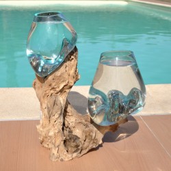 Deux aquariums en verre recyclé soufflé en fusion directement sur du bois flotté, pour le lavage, les verres sont amovibles.