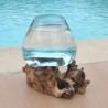 Ce vase est en verre recyclé soufflé à la bouche en fusion sur du bois flotté.