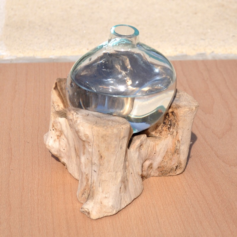 Un diffuseur de parfum en verre recyclé soufflé en fusion sur du bois flotté