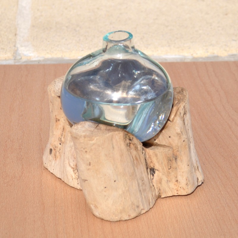 Un superbe diffuseur de parfum en verre recyclé soufflé en fusion sur du bois flotté