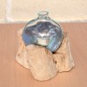 Un superbe diffuseur de parfum en verre recyclé soufflé en fusion sur du bois flotté