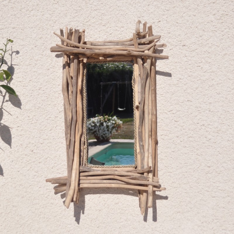 Avec sa cordelette de chanvre, ce miroir rectangulaire en bois flotté est encore plus beau.