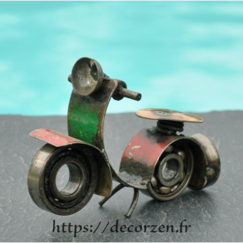 Scooter miniature en pièces détachées métal et fer recyclées