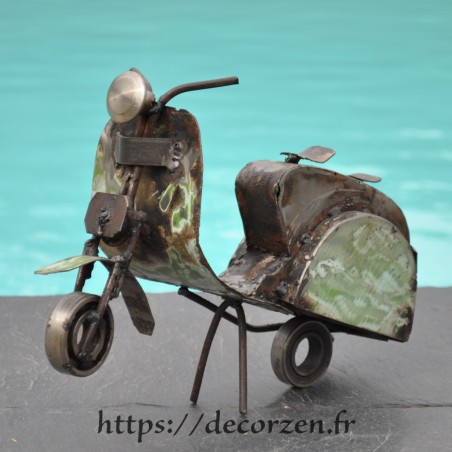 Scooter en pièces métalliques et fer recyclé dans le plus pur style déco indus