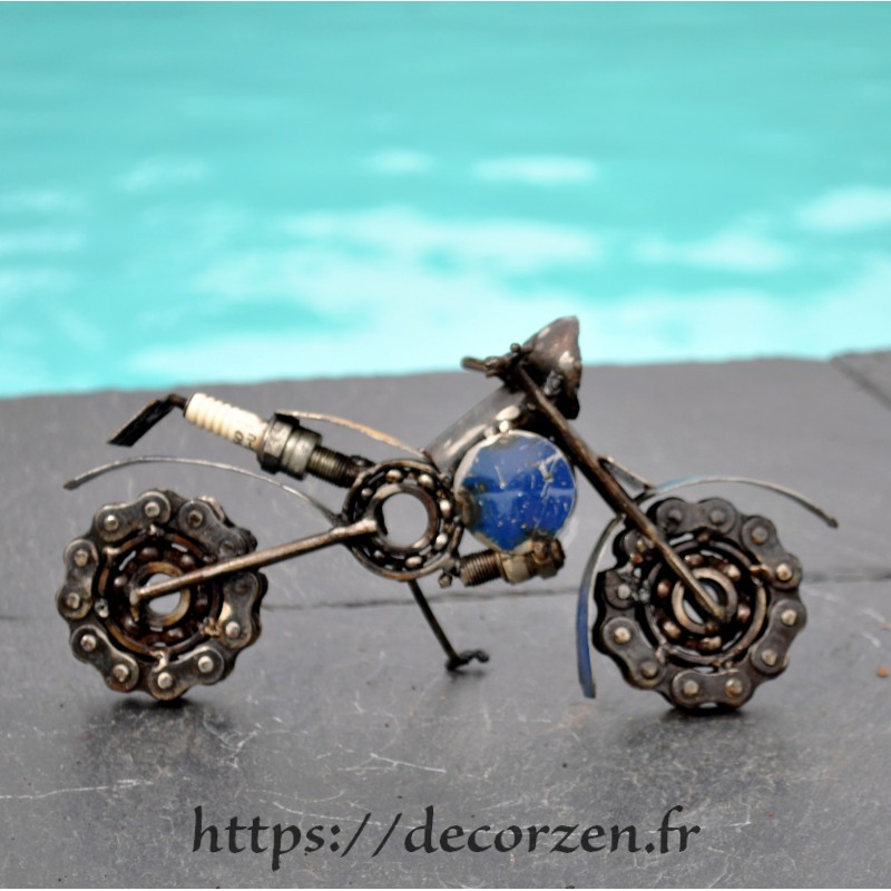 Moto en pièces métalliques et fer recyclé dans le plus pur style déco indus