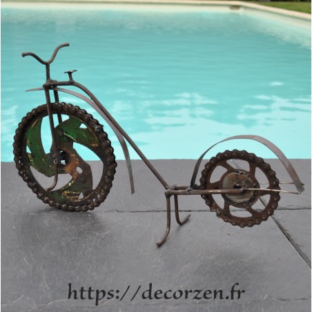Vélo en pièces métalliques et fer recyclé dans le plus pur style déco indus