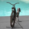 Trottinette-vélo en pièces métalliques et fer recyclé dans le plus pur style déco indus