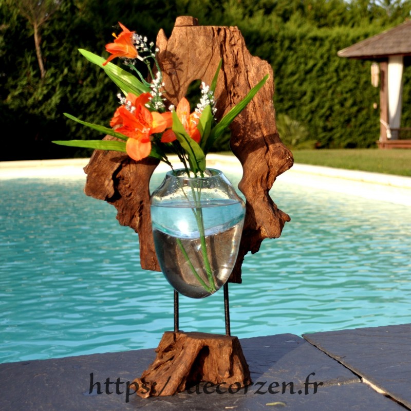 Vase ou petit aquarium en verre recyclé soufflé dans le trou du rondin de teck Vase ou petit aquarium en verre recyclé soufflé dans le trou du rondin de teck