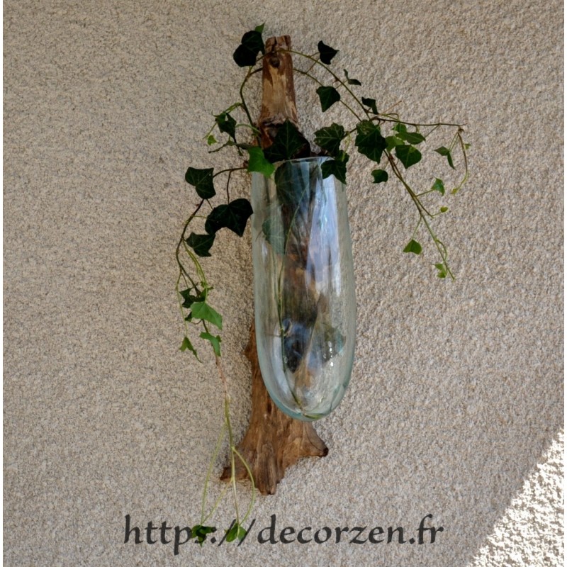 Vase ou aquarium en applique murale en verre recyclé soufflé en fusion sur le bois