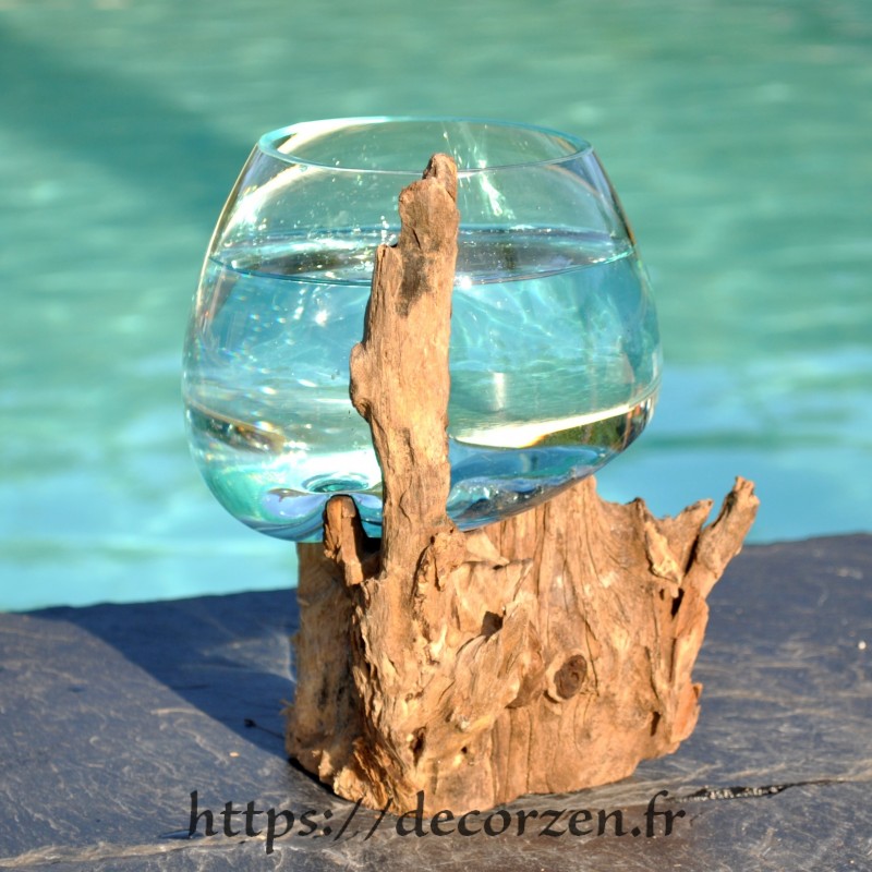 Petit aquarium ou vase en verre recyclé fondu et soufflé en fusion sur du bois Petit aquarium ou vase en verre recyclé fondu et soufflé en fusion sur du bois