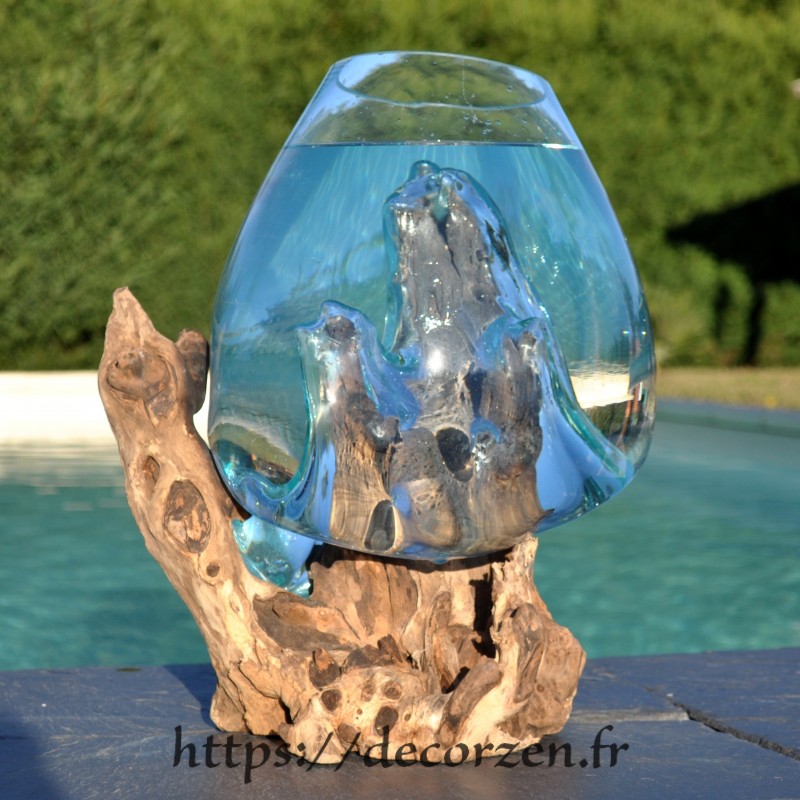 Aquarium ou bol à punch en verre recyclé soufflé en fusion sur du bois Aquarium ou bol à punch en verre recyclé soufflé en fusion sur du bois