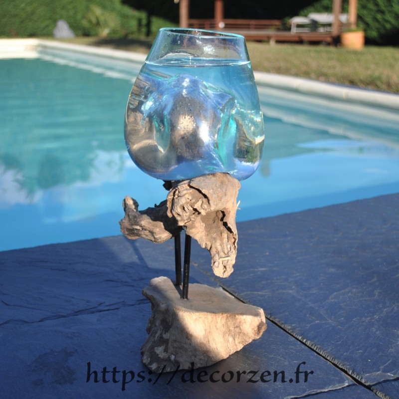 Petit aquarium ou vase en verre soufflé en fusion sur le bois, le verre est amovible Petit aquarium ou vase en verre soufflé en fusion sur le bois, le verre est amovible