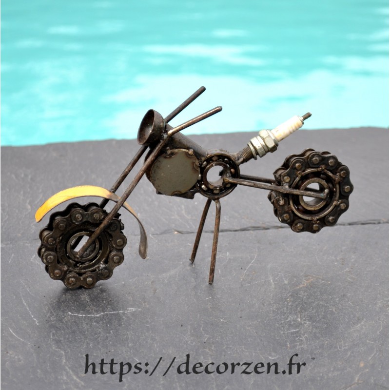 Moto en pièces métalliques et fer recyclé dans le plus pur style déco industrielle