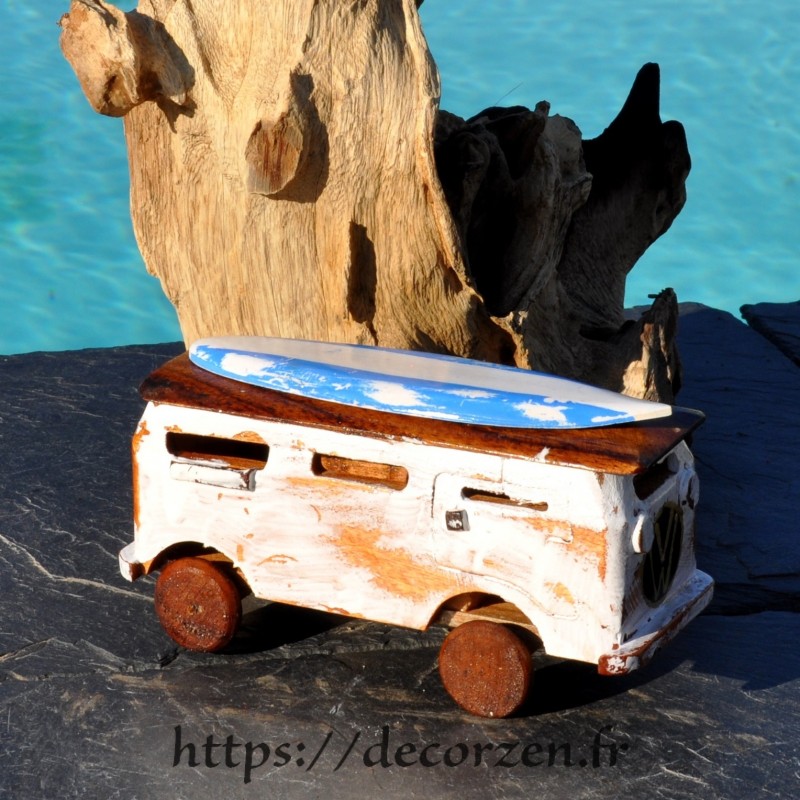 minivan en bois recyclé fait main